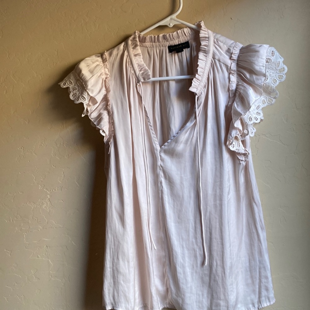 Current air xs women’s silky cream color blouse with lace sleeve